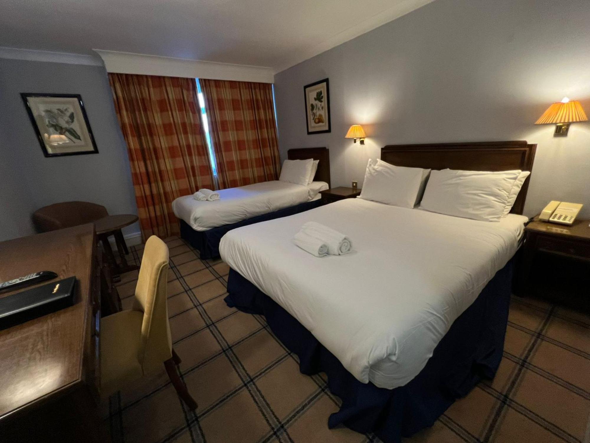 Roebuck Inn Стивенэйдж Экстерьер фото
